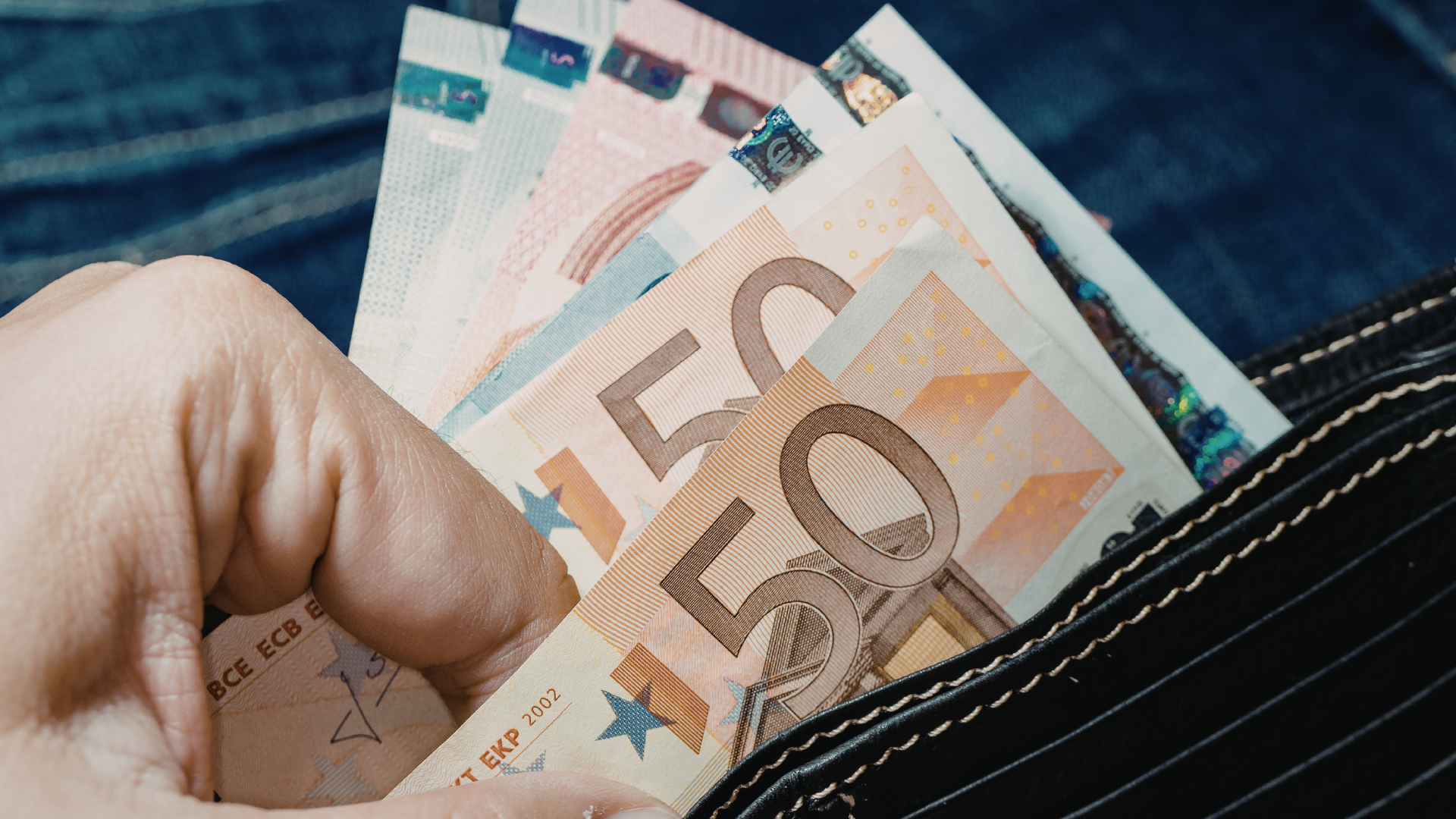 Billets en euros dans un portefeuille